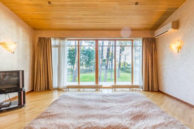 Вилла с видом на море в Юрмале на первой линии.